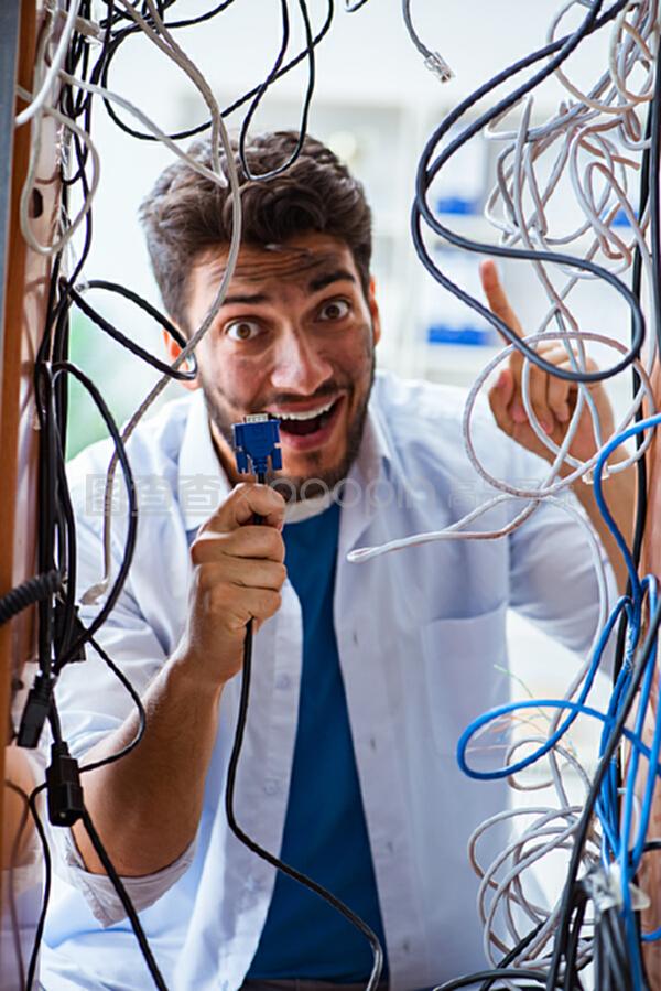 電工操作中的安全警示 修復(fù)概念中的電線時(shí)需謹(jǐn)慎